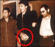 Paul McCartney, en el momento de su detención, con una bolsa de marihuana